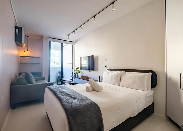Flamingo 108: Modern Apt With Balcony