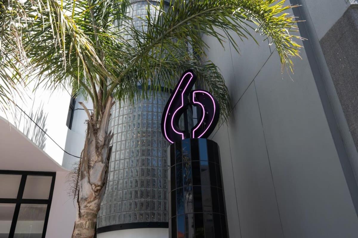 Flamingo 108: Modern With Balcony Cape Town