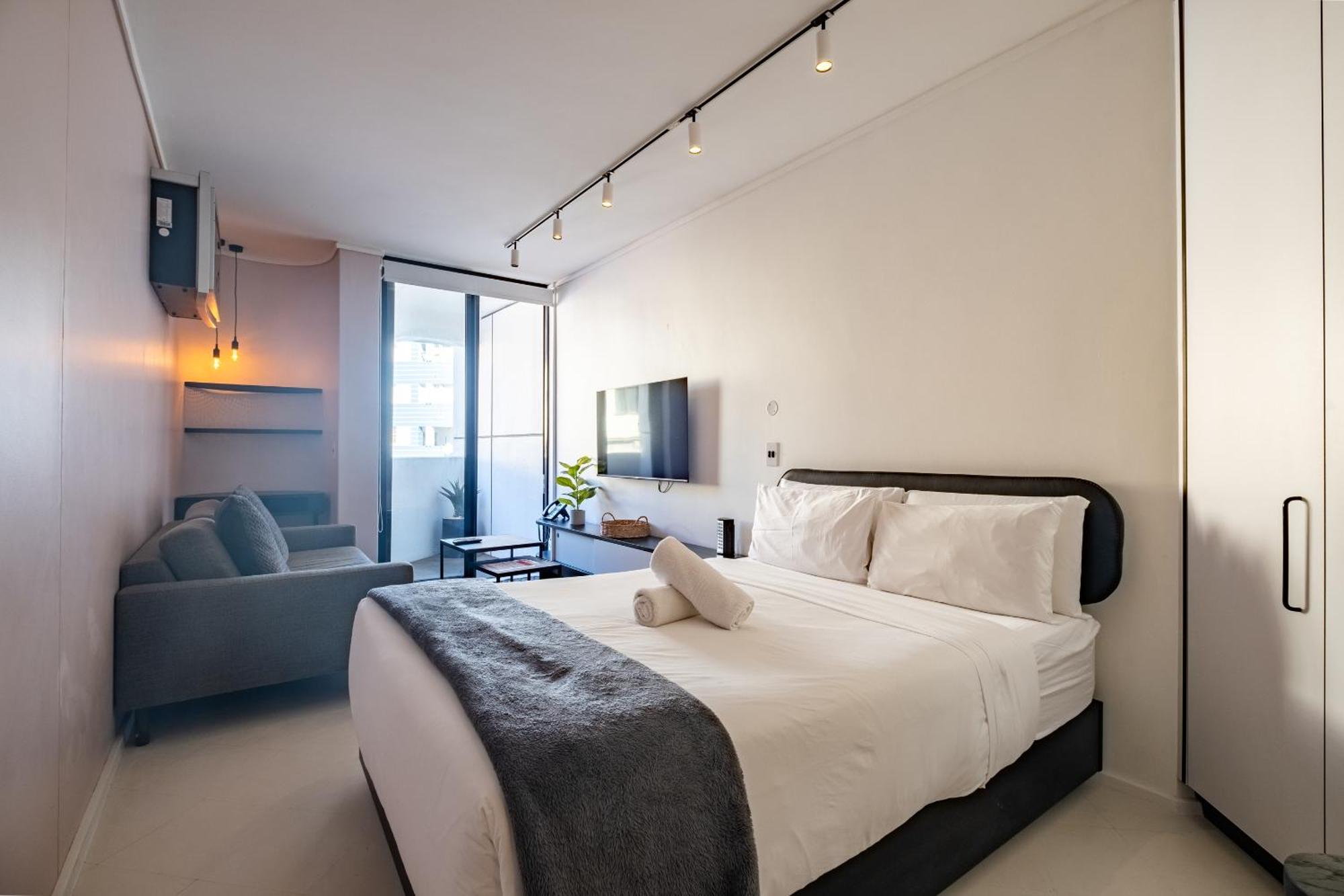 Flamingo 108: Modern With Balcony *
