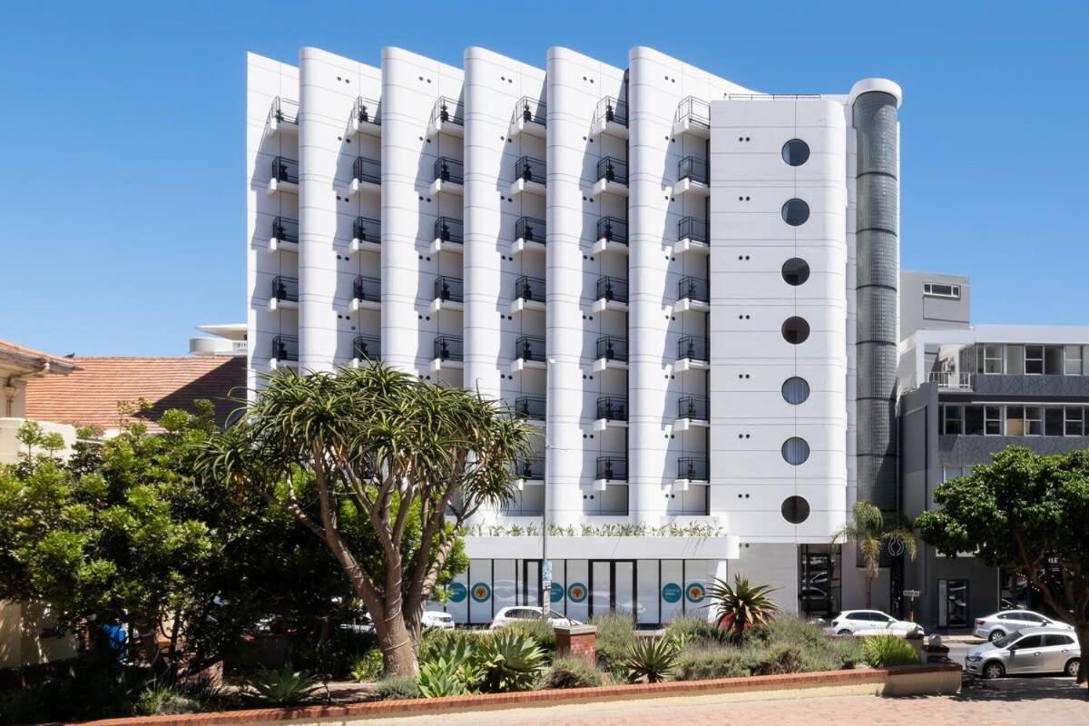 Flamingo 108: Modern With Balcony Cape Town