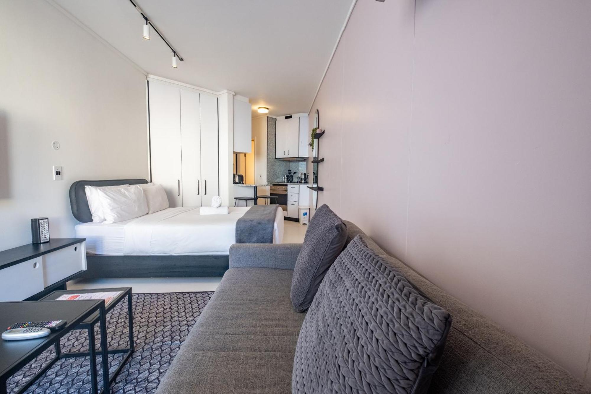 Flamingo 108: Modern With Balcony *