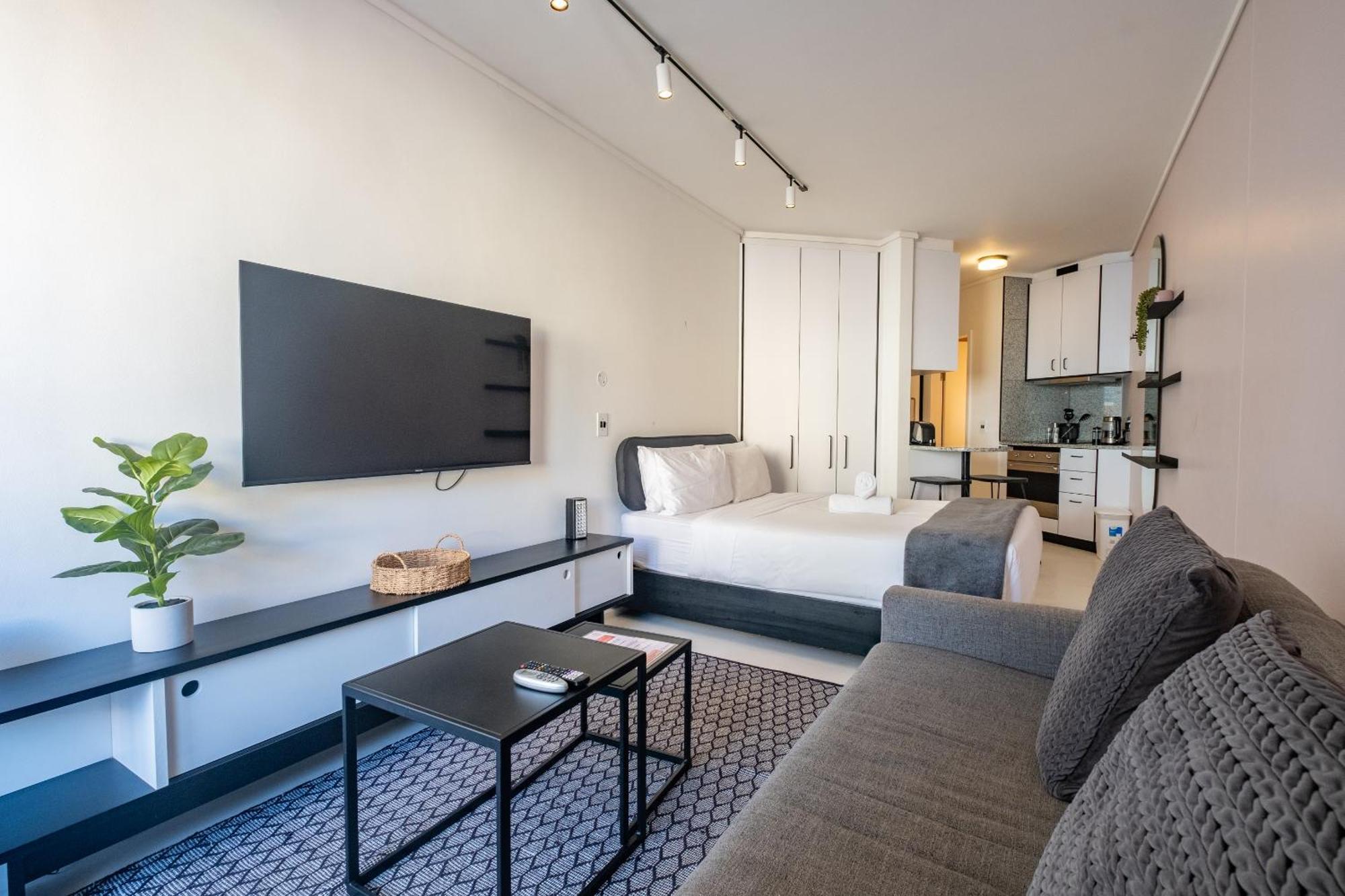 Flamingo 108: Modern With Balcony