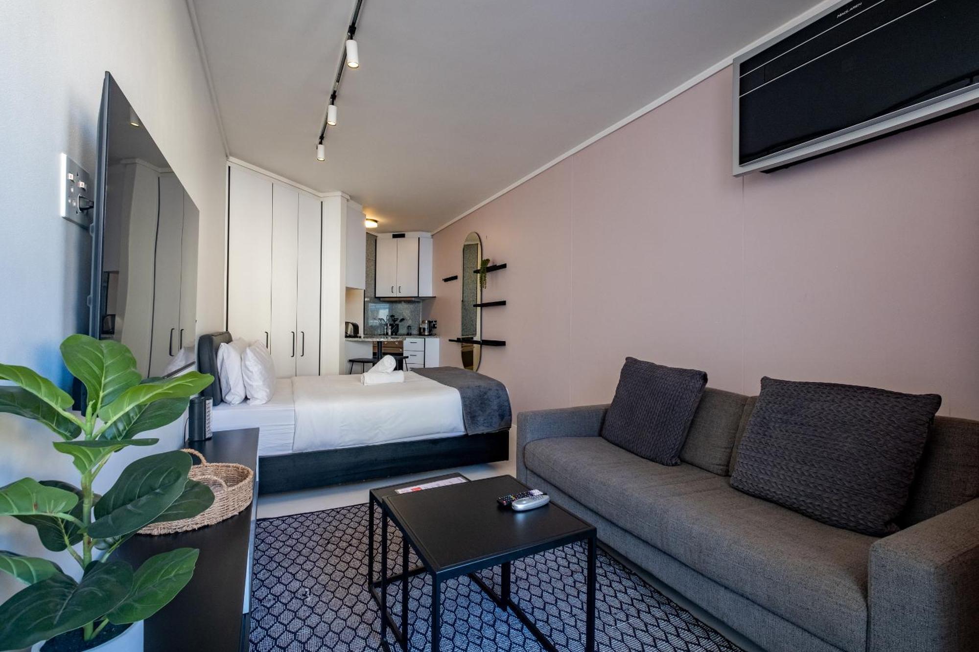 Flamingo 108: Modern With Balcony Apartment *